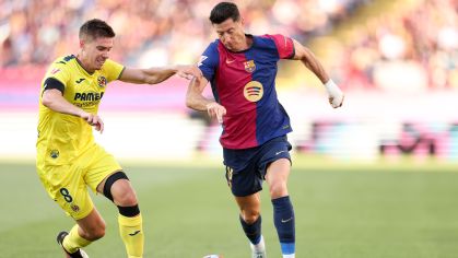 Lewandowski e Foyth disputam a bola em Barcelona x Villarreal, pelo Espanhol 2024-25