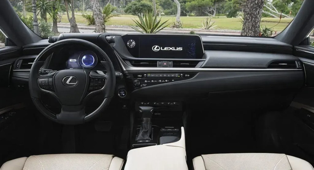 Lexus ES 300h conta com luxo na cabine