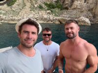 Liam Hemsworth celebra aniversário de Chris Hemsworth: "Quero seu abdômen"