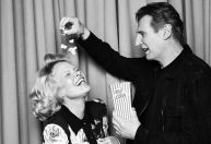 Filho de Liam Neeson demonstra apoio a namoro do ator com Pamela Anderson