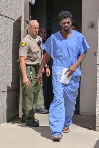 Lil Nas X deixa prisão após pagar fiança de mais de R$ 400 mil • MEGA/GC Images