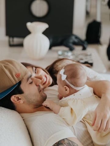 Luan Santana posa com Jade Magalhães e filha em Portugal • Reprodução / Instagram