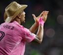 Luis Suárez marca de cavadinha e faz homenagem na comemoração; veja