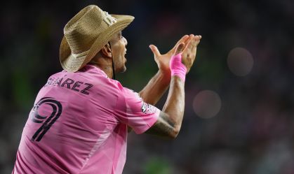 Luis Suárez marca de cavadinha e faz homenagem na comemoração; veja