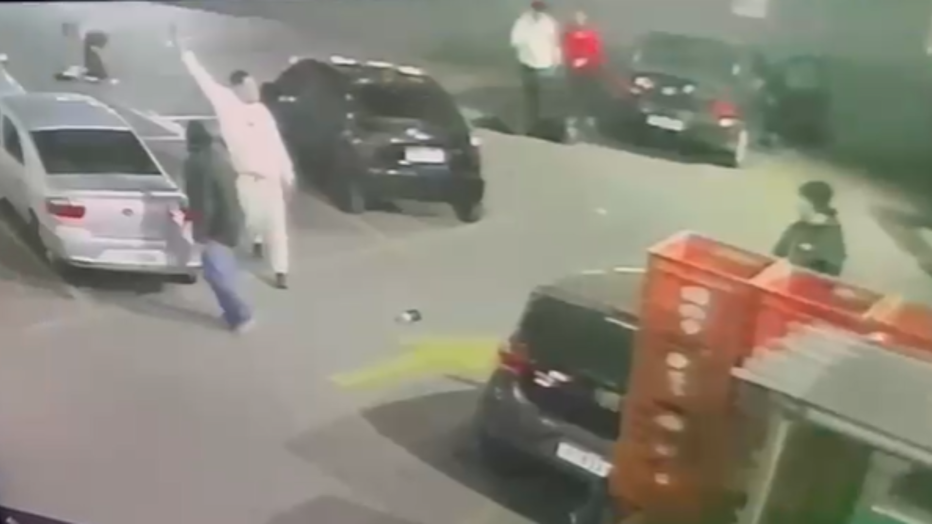 Imagens mostram momento que suspeito atira e logo depois faz disparos para cima