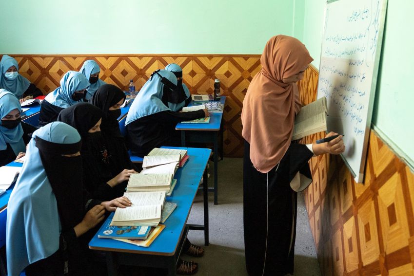 Na madrassa privada Naji-e-Bashra, as alunas tem mais liberdade para estudar idiomas e ciências • Mick Krever/CNN via CNN Newsource