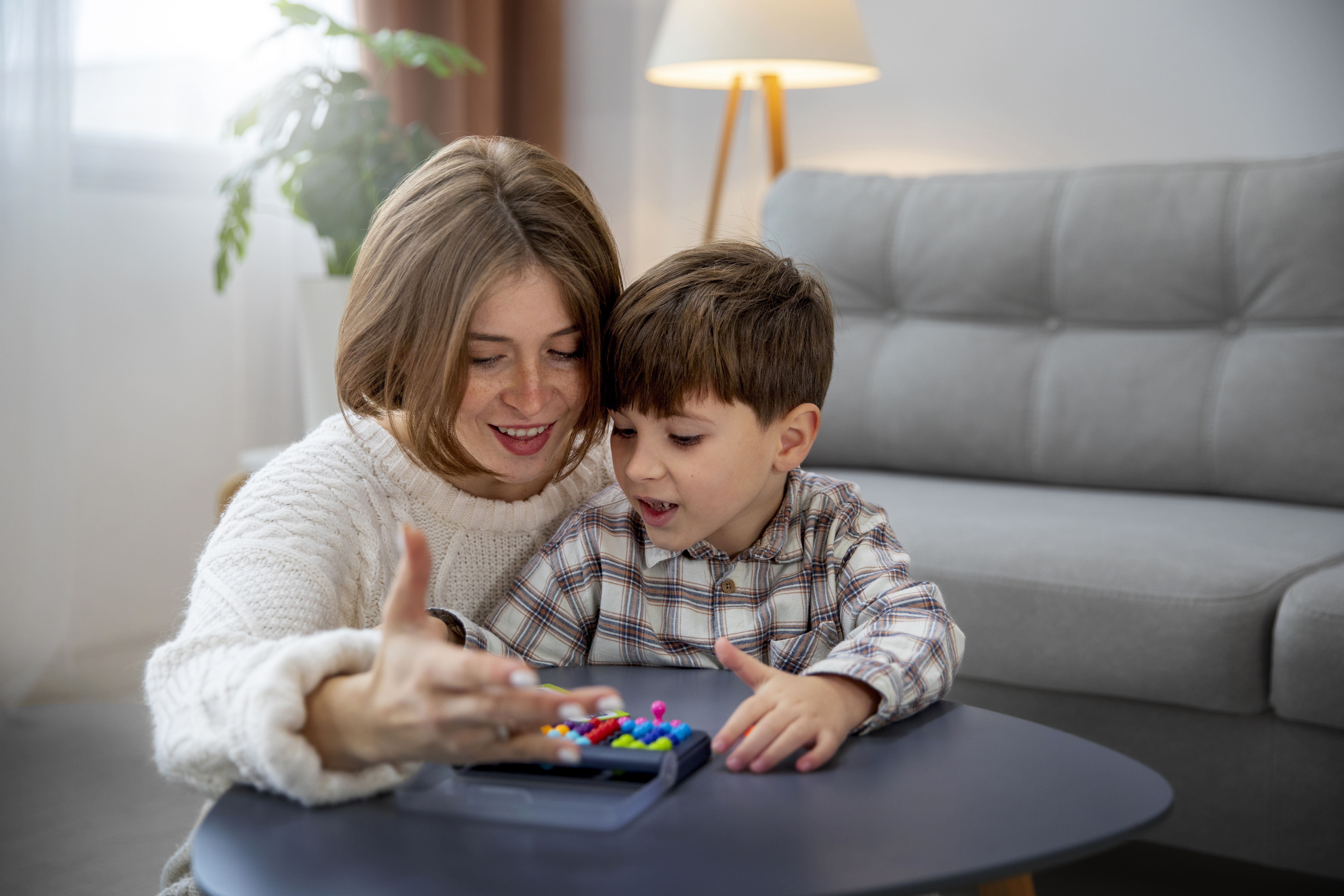 mãe e filho brincando