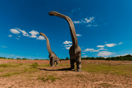 Fósseis do Uberabatitan ribeiroi e do Oxalaia quilombensis revelam os maiores dinossauros já descobertos no Brasil, gigantes que marcaram a pré-história do país.