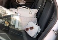 É possível levar bagagens no banco traseiro do carro? Saiba as regras