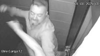 Homem que agrediu mulher em elevador tinha armas e munições em casa