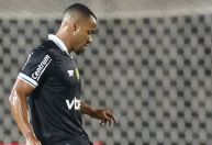 Capitão do Botafogo é retirado de ambulância em jogo contra o RB Bragantino