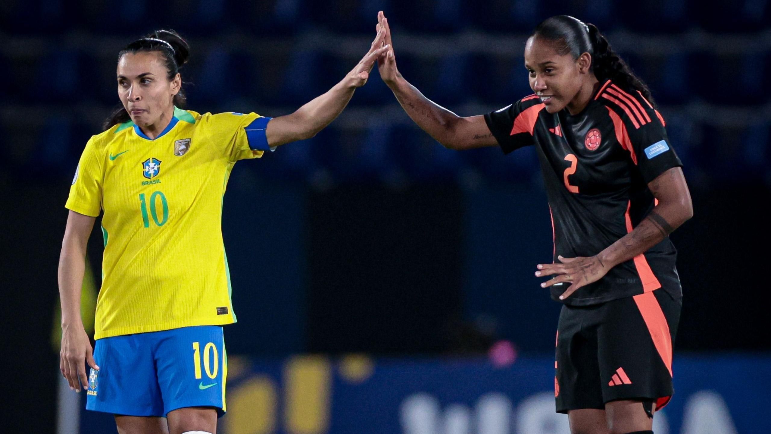 Marta cumprimenta jogadora da Colômbia na Copa América Feminina