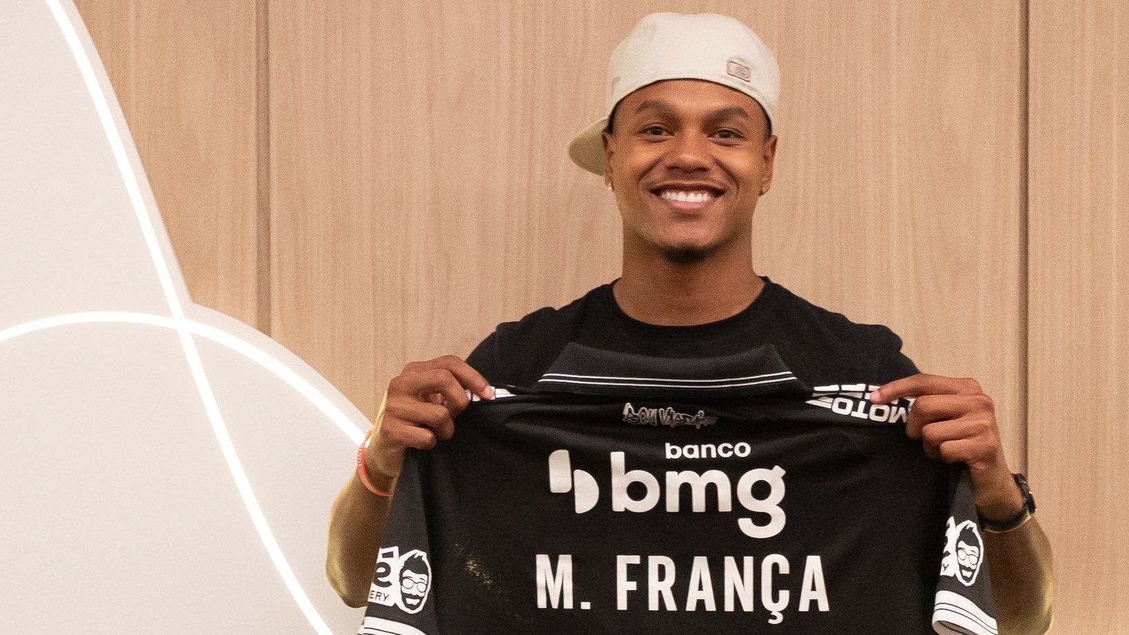 Matheus França é anunciado pelo Vasco