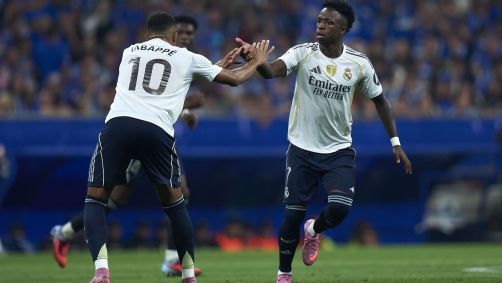 Mbappé e Vini Jr. comemoram gol do Real Madrid sobre o Real Oviedo