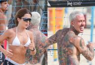 Jade Picon e MC Daniel jogam futevôlei juntos em praia do Rio; veja
