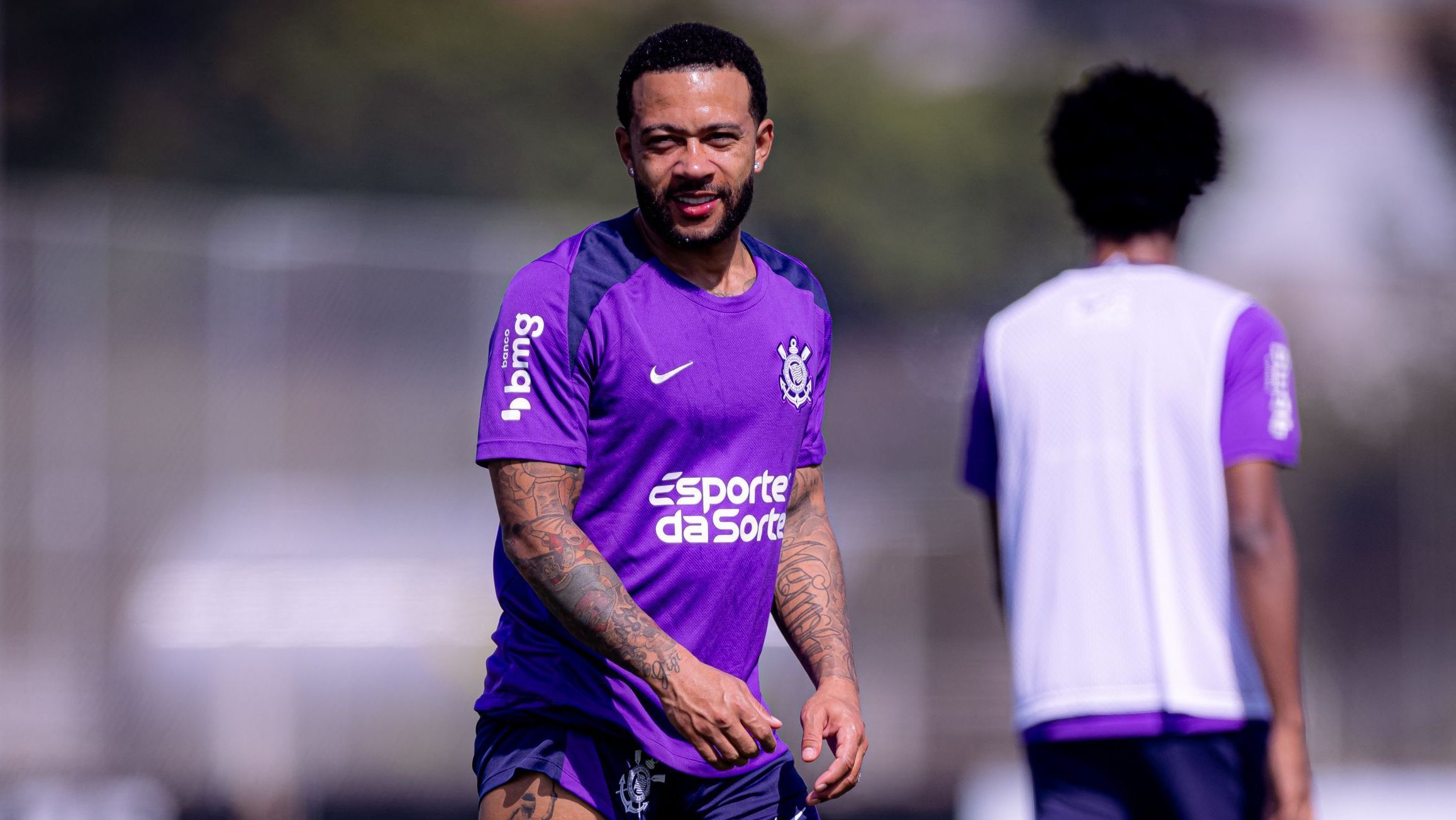 Memphis Depay em treino do Corinthians