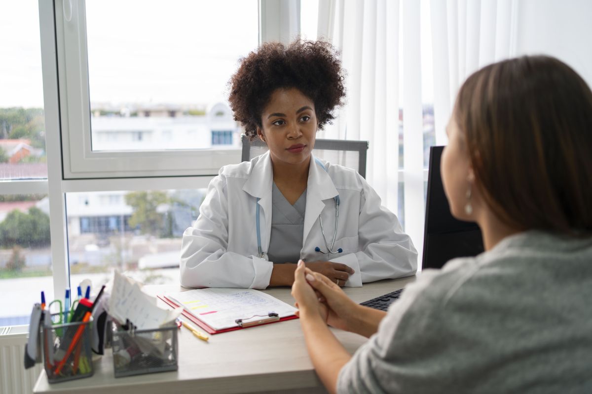 Mudanças e sintomas da menopausa começam muito antes da última menstruação
