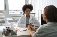 Menopausa induzida pelo câncer afeta muitas mulheres e é pouco discutida