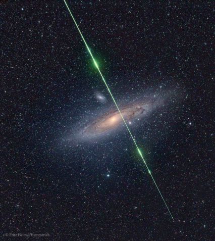 Meteoro passa em frente à galáxia de Andrômeda • Fritz Helmut Hemmerich