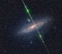 Foto mostra meteoro que emite luz verde cruzando o espaço; veja