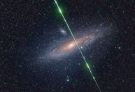Foto mostra meteoro que emite luz verde cruzando o espaço; veja
