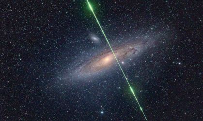 Foto mostra meteoro que emite luz verde cruzando o espaço; veja