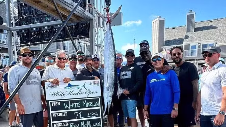 Michael Jordan com o peixe que rendeu o segundo lugar no Marlim Open