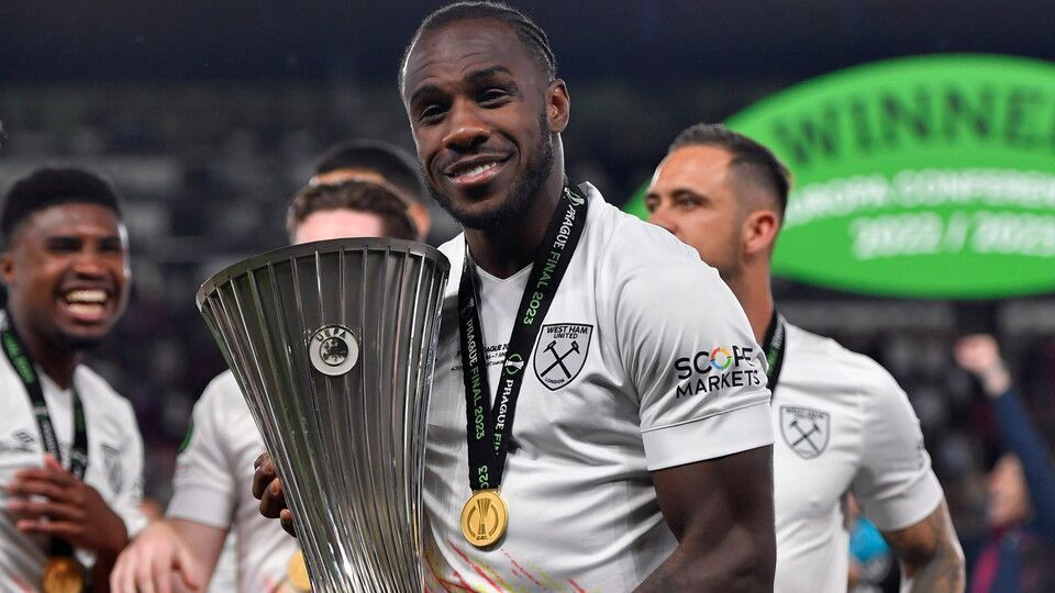 Michail Antonio com a taça da Conference League