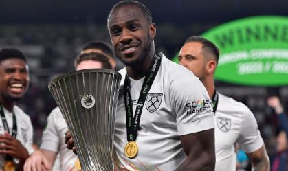 Oito meses após grave acidente, artilheiro é dispensado do West Ham