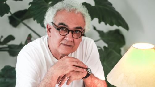 Escritor Milton Hatoum posando para a fotografia