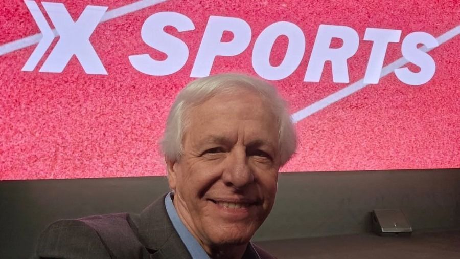 Milton Leite com o logo da XSports