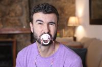 Chupeta anti-estresse? Nova moda traz problemas e não substitui terapia