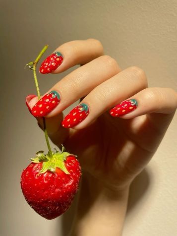 Ideias de unha na estética de morango do amor • Reprodução/Pinterest