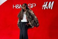 Naomi Campbell participa de festa de lançamento da H&M em São Paulo