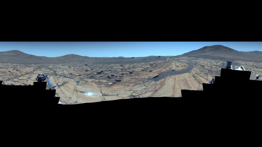 Este mosaico com cores aprimoradas apresenta céus enganosamente azuis da missão do rover Perseverance da Nasa em Marte • Nasa/JPL-Caltech/ASU/MSSS