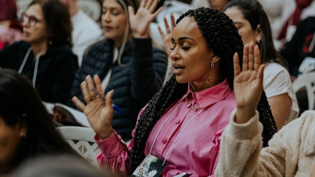 Ex-BBB Natália Deodato participa de retiro espiritual