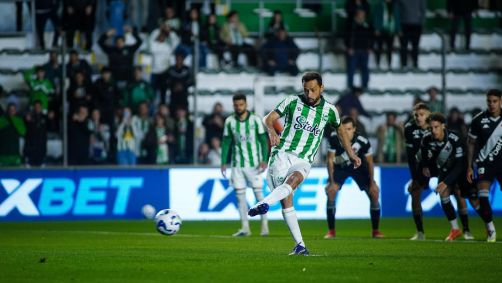 Nenê cobra pênalti e abre o placar para o Juventude sobre o Vasco