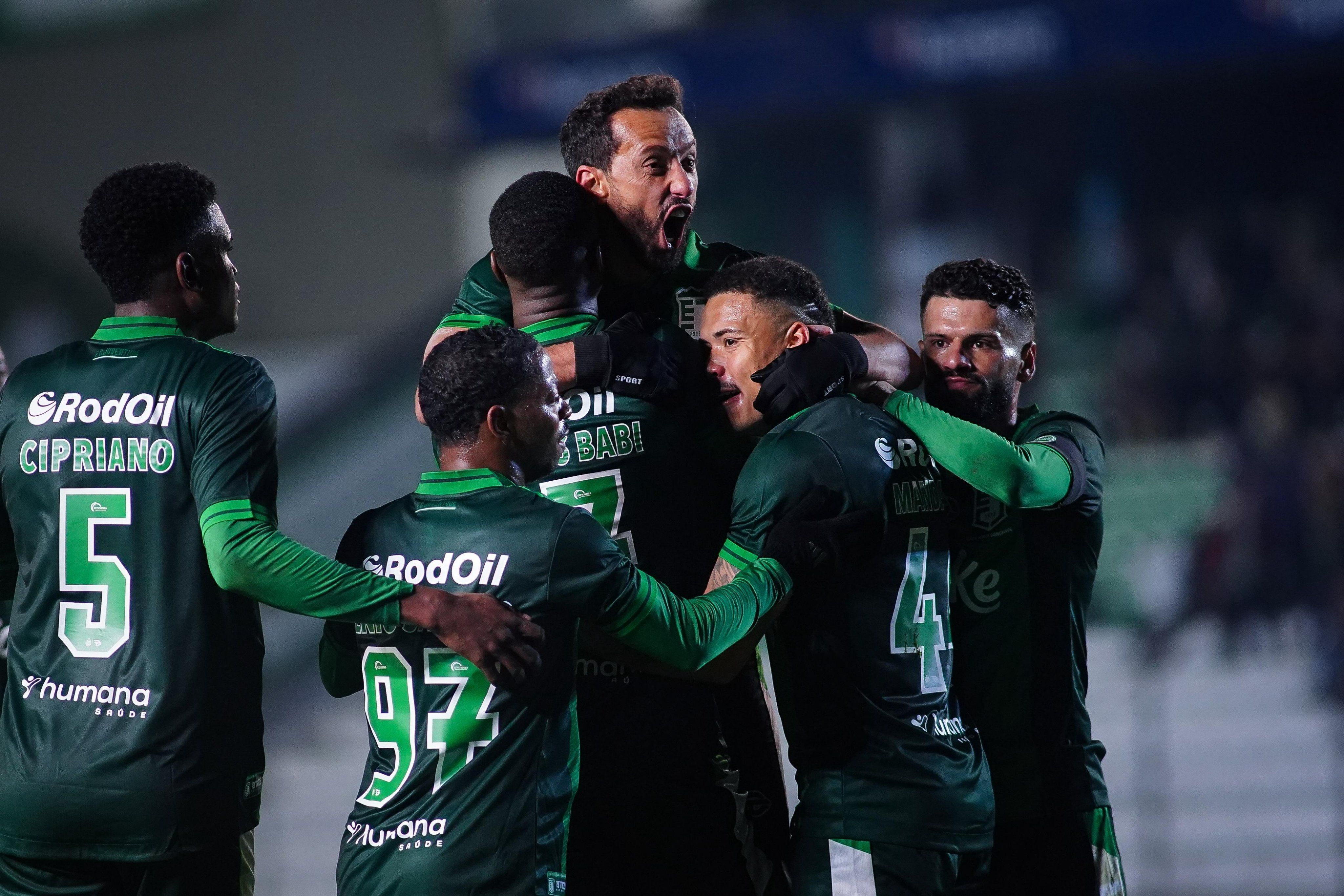 Jogadores do Juventude comemoram gol contra o Corinthians, pelo Brasileirão