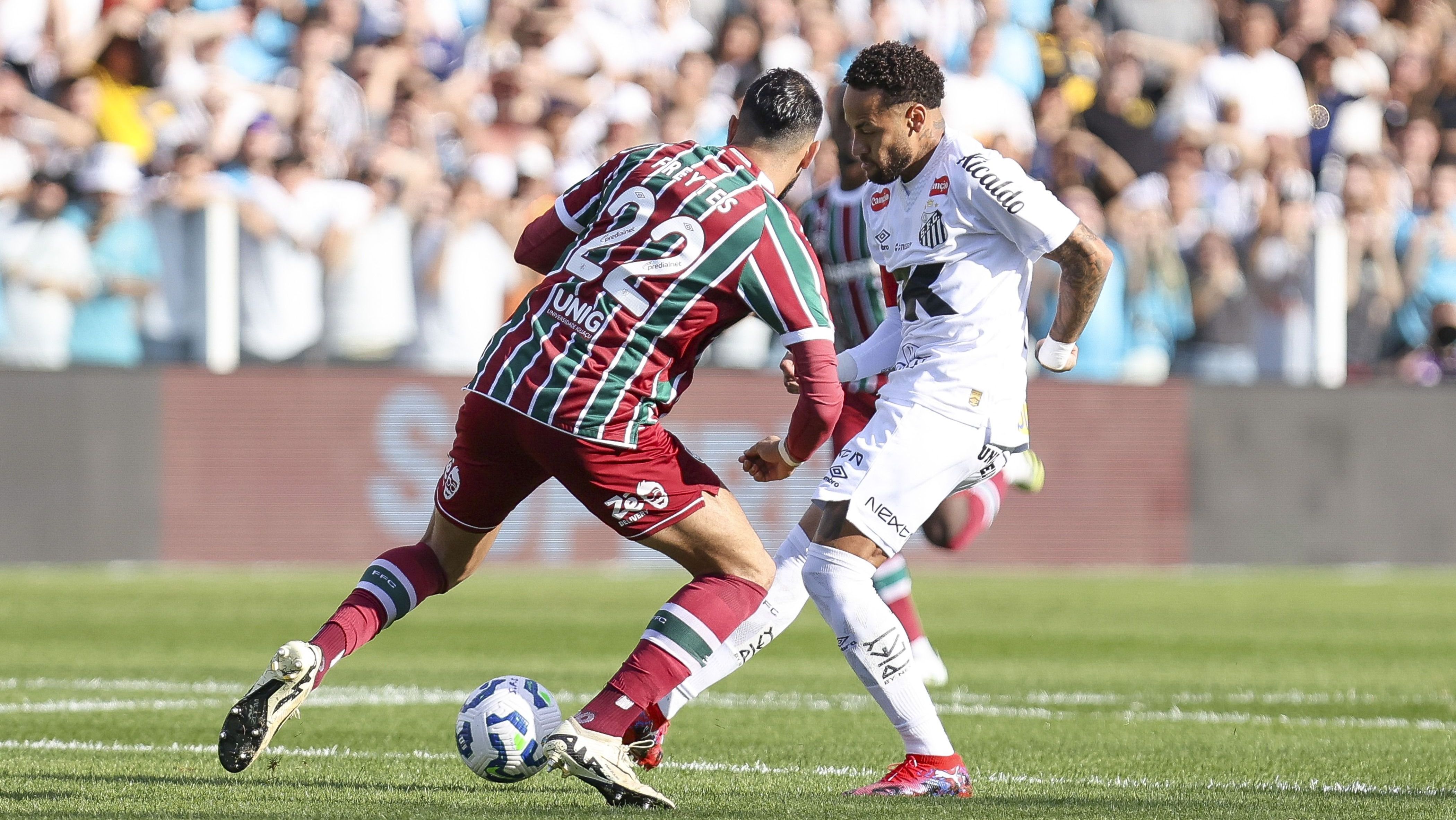 Neymar, do Santos, controla a bola na frente de Juan Freytes, do Fluminense, durante a partida do Brasileirão 2025 entre Santos e Fluminense, no Estádio Urbano Caldeira (Vila Belmiro)