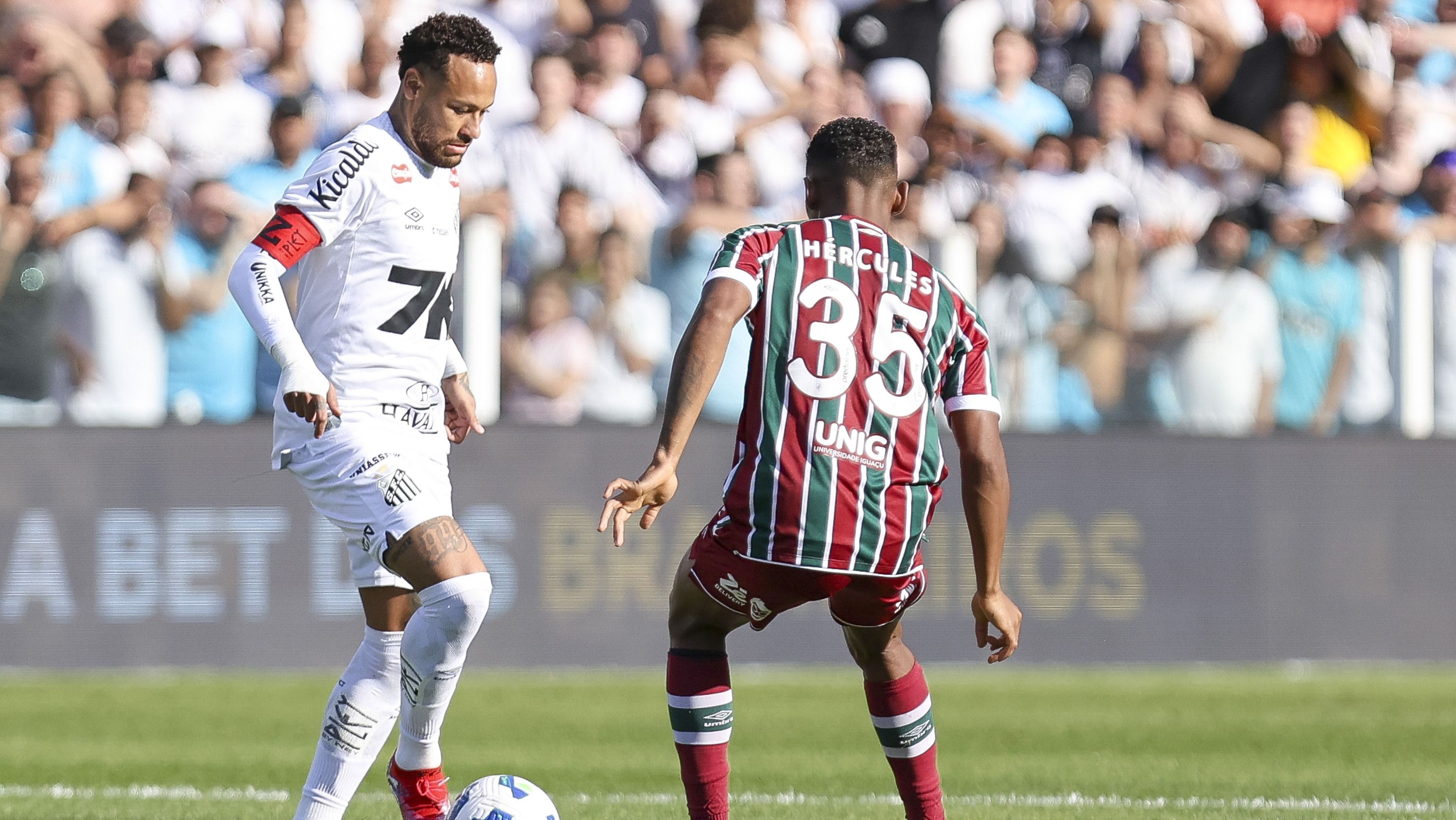 Neymar, do Santos, controla a bola na frente de Hércules