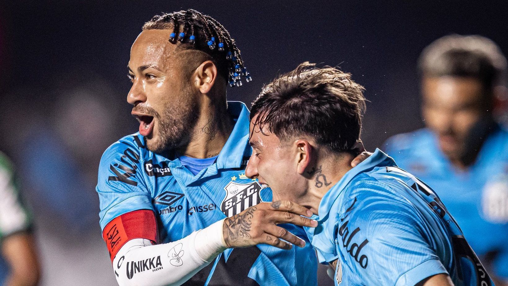 Neymar comemora com companheiro de Santos a vitória sobre o Juventude pelo Brasileiro