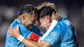 Neymar e Barreal comemoram gol em Santos x Juventude, pelo Brasileirão