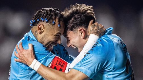 Neymar e Barreal comemoram gol em Santos x Juventude, pelo Brasileirão