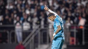 Neymar comemora gol em Santos x Juventude, pelo Brasileirão