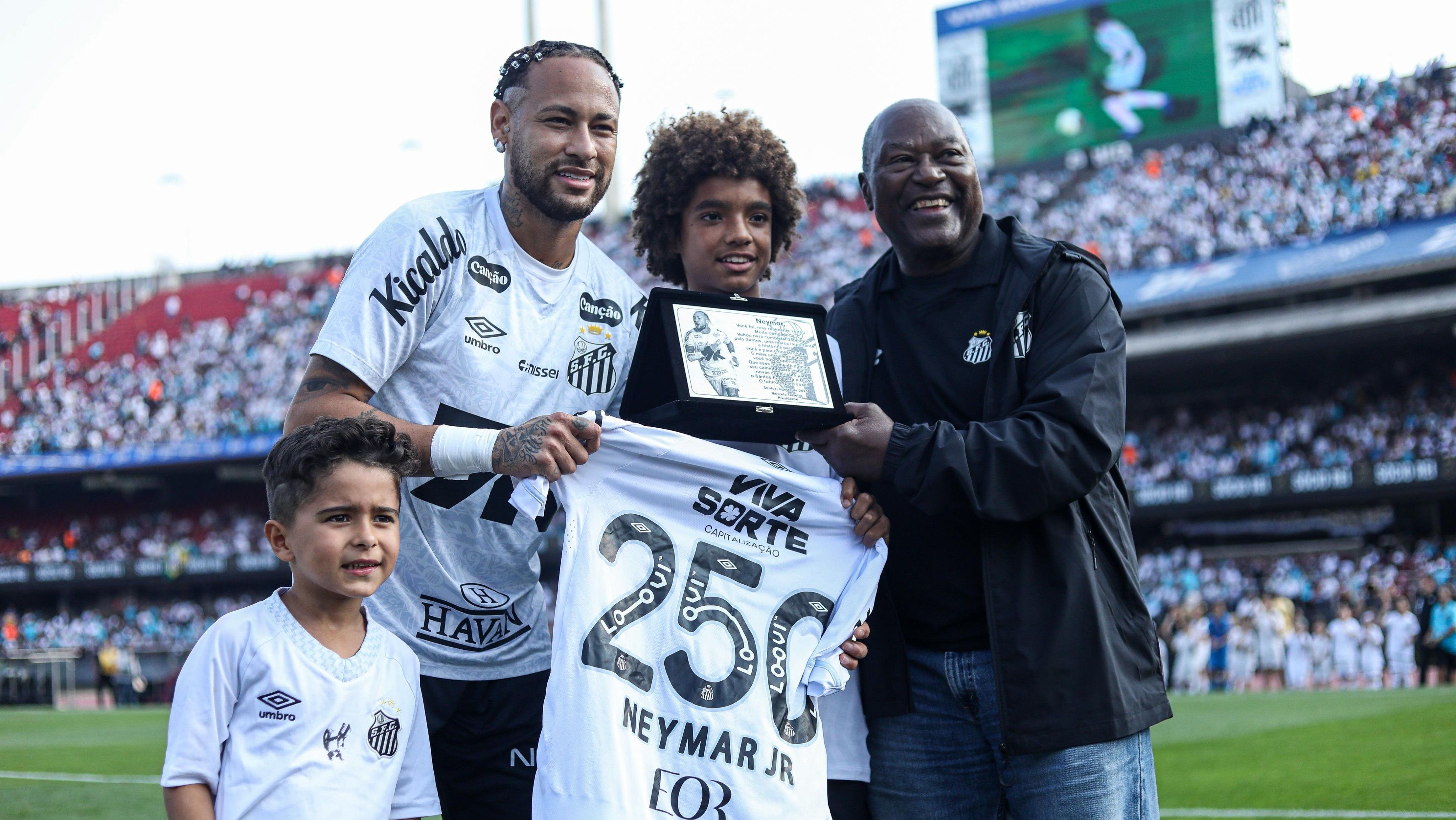 Neymar é homenageado antes de partida entre Santos e Vasco