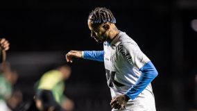 Neymar durante o aquecimento da partida entre Santos e Juventude, pelo Brasileirão