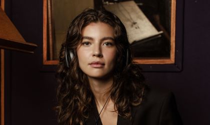 Alanis Guillen é uma das protagonistas da audionovela sáfica "No Espaço Entre Nós"