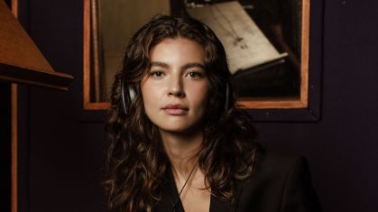 Alanis Guillen é uma das protagonistas da audionovela sáfica "No Espaço Entre Nós"