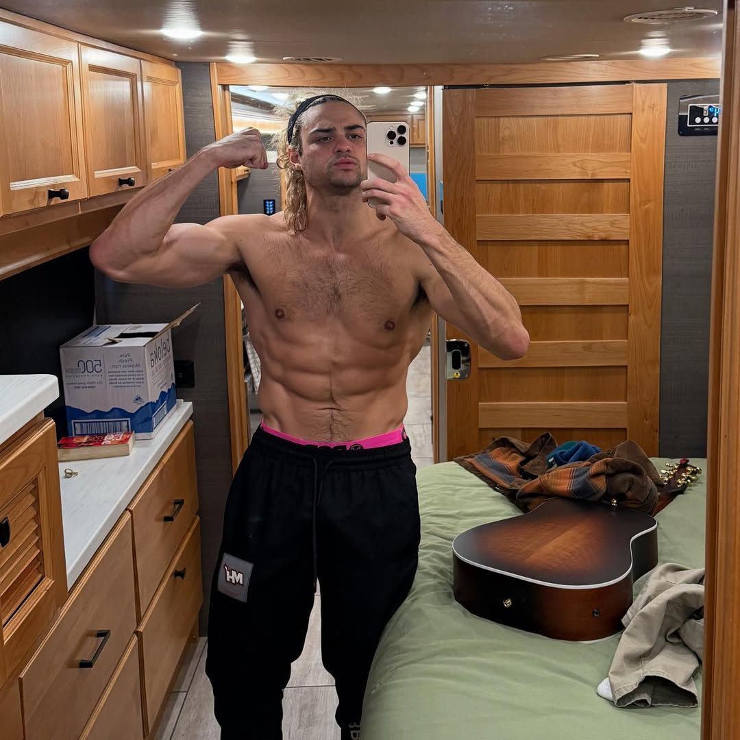 Noah Centineo mostra novo visual nas redes • Instagram/ Noah Centineo