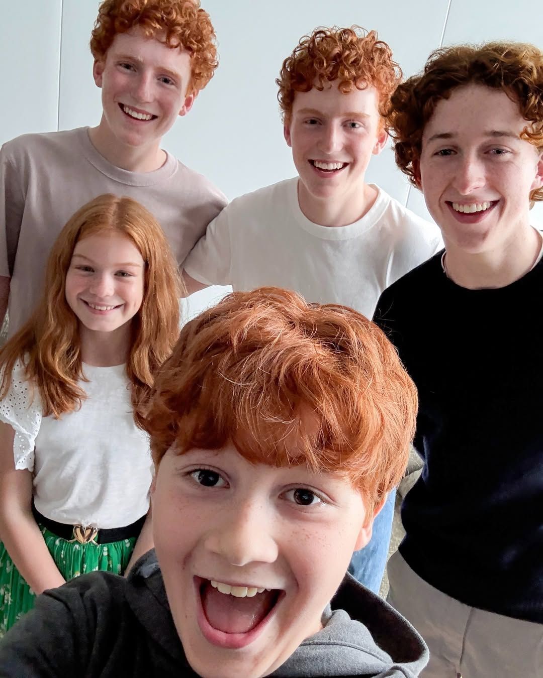 Atores que darão vida aos irmãos Weasley na série de "Harry Potter" • Divulgação/ Warner Bros.